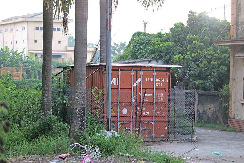 Gỗ sưa thôn Phụ Chính được cất giữ cẩn thận trong container (Chụp ngày 19/9)