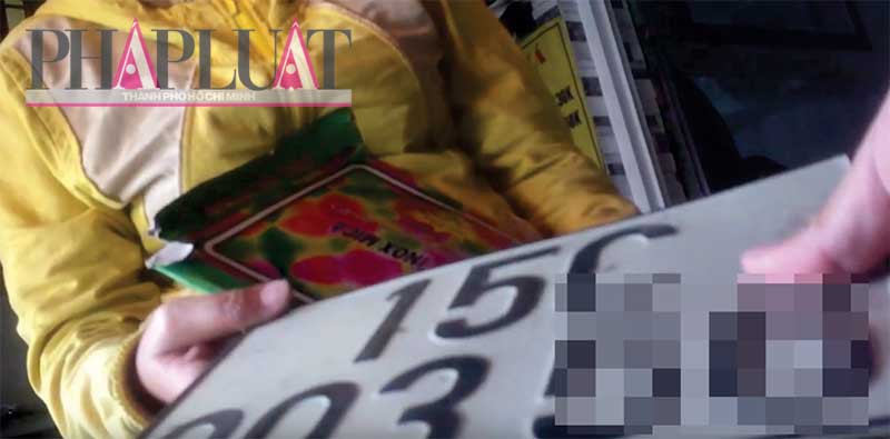 Các biển số giả mà điểm của chị Mười sản xuất, giao cho khách. Ảnh: TỰ SANG