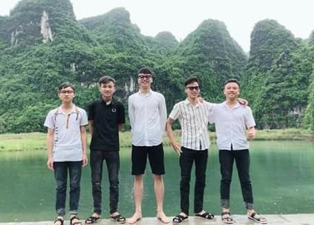 Trung (ngoài cùng bên trái) cùng các bạn trong chuyến đi ngoại khóa. 