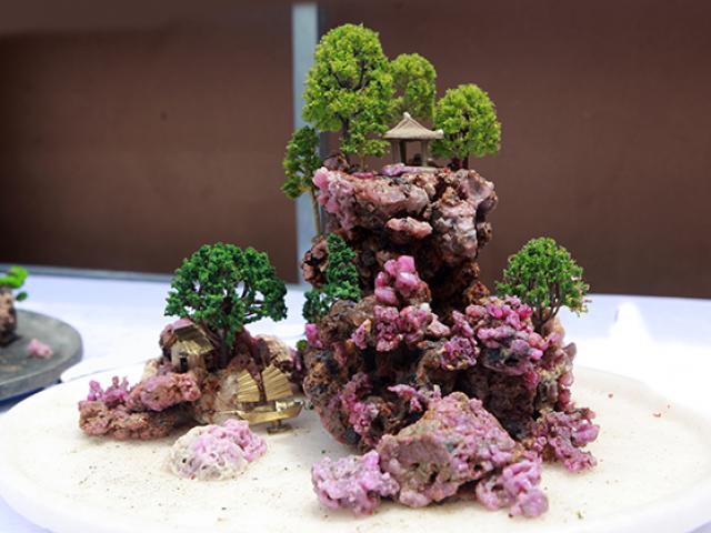 Thị trường - Tiêu dùng - Gom tinh thể đá đỏ quý hiếm làm hòn non bộ, bán cả tỷ đồng