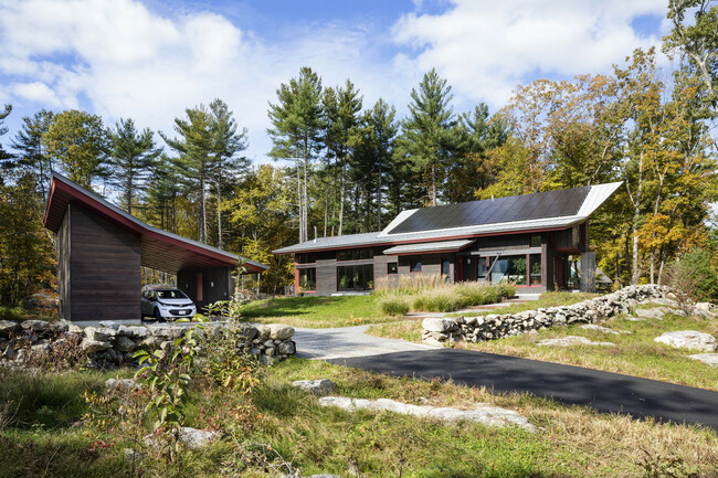 Nature Powered, ngôi nhà thuộc sở hữu của cặp vợ chồng mới về hưu Jenson và DeLeeuw, được con cái của họ xây dựng làm nơi nghỉ dưỡng khi về già tại một vùng quê thuộc Massachusetts (Hoa Kỳ).