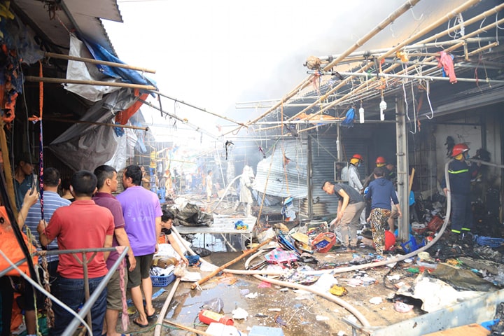 Cháy lớn ở chợ rộng hơn 1.000m2, tiểu thương hoảng loạn bỏ chạy - 4