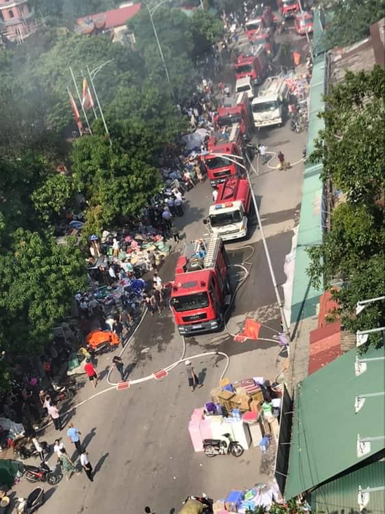 Ít phút sau khi xảy ra cháy, hơn 10 xe cứu hỏa cùng nhiều chiến sĩ phòng cháy chữa cháy tới hiện trường phun nước dập lửa, đồng thời hỗ trợ người dân cứu hàng. Ảnh Đức Thắng.