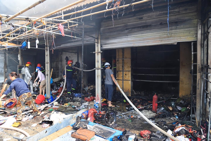 Lực lượng cứu hỏa phun nước dập lửa.