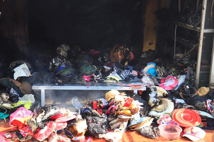 Đến khoảng 8h30 phút, ngọn lửa ngọn lửa đã được khống chế hoàn toàn. Bước đầu lực lượng chức năng xác định khoảng 10 ki ốt bán vải bị cháy.