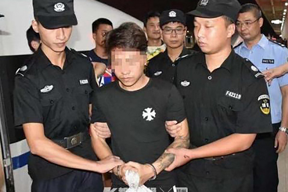 Gao Fei bị cảnh sát bắt sau cuộc gọi đến đồn công an.