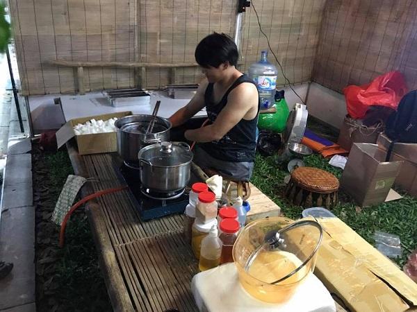 Anh Chung đang tự mình nấu những bánh xà bông - Ảnh: FBNV