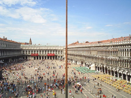 Quảng trường Thánh Mark nằm ở trung tâm thành phố Venice, Italia được biết đến với các quán cà phê và nhà hàng nổi tiếng&nbsp;có giá đắt đỏ. Ảnh Odditycentral