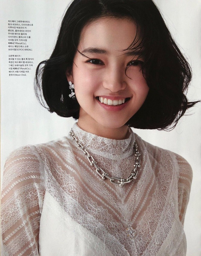 Ngoài đời thường, "cô hầu gái" bé nhỏ có nụ cười trong sáng. Thời trang của Kim Tae Ri được chọn lựa theo phong cách nữ tính.