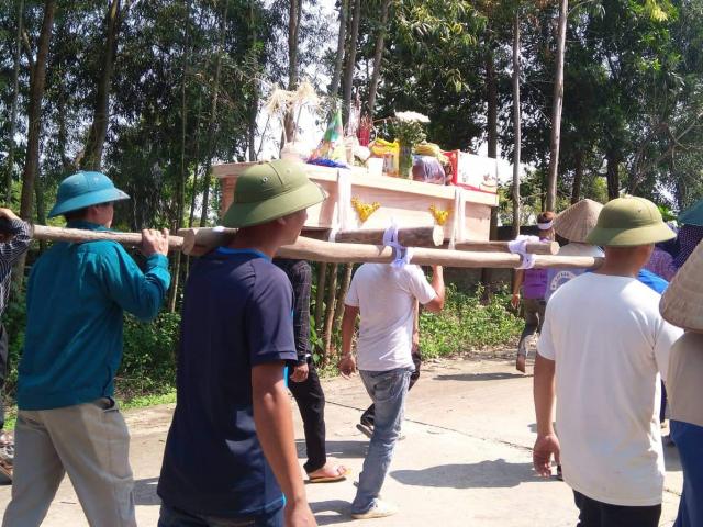 Tin tức trong ngày - Vụ cả nhà gặp TNGT: Rơi nước mắt với hình ảnh chiếc bánh kem đặt trên linh cữu bé trai 5 tuổi