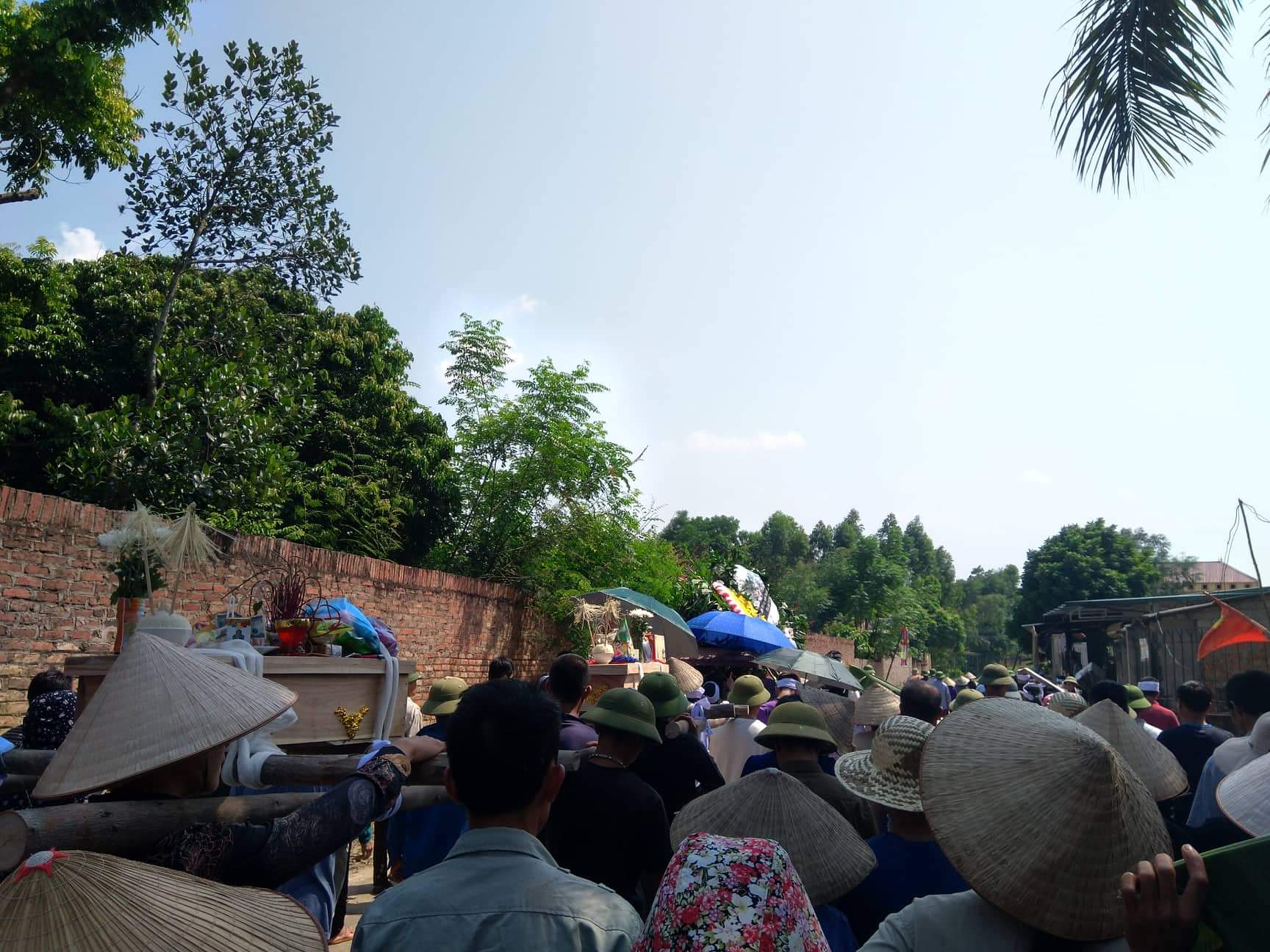 Hàng trăm người dân xã Ngọc Thanh đã đến tiễn đưa 3 nạn nhân xấu số về nơi an nghỉ cuối cùng