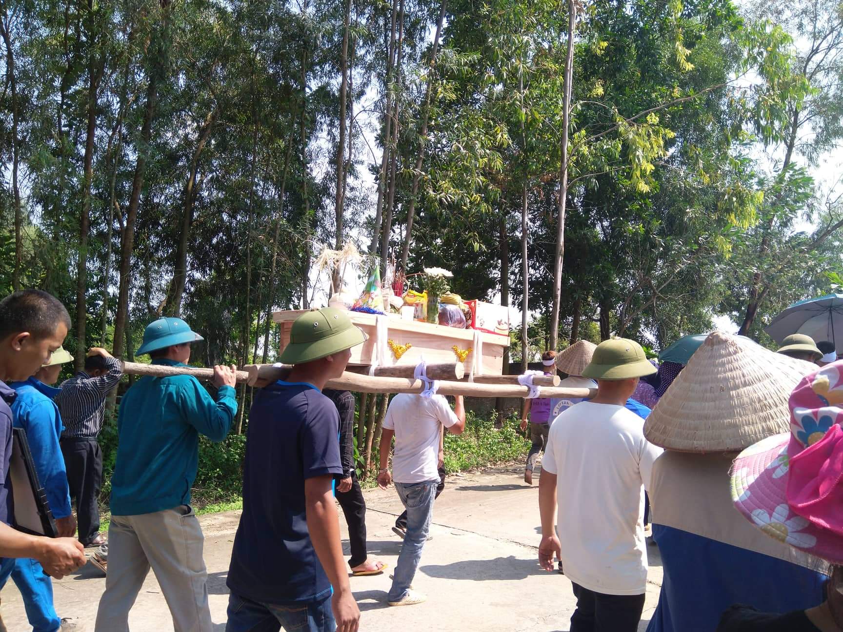 Chiếc bánh sinh nhật đặt trên linh cữu cháu B. đã khiến nhiều người tới dự tang lễ bật khóc