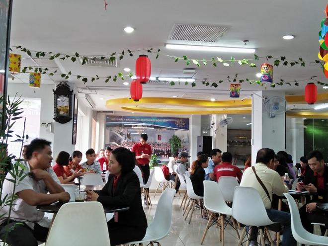 Đông đảo khách hàng đến Công ty cổ phần địa ốc Alibaba yêu cầu rút vốn sau khi Luyện bị bắt