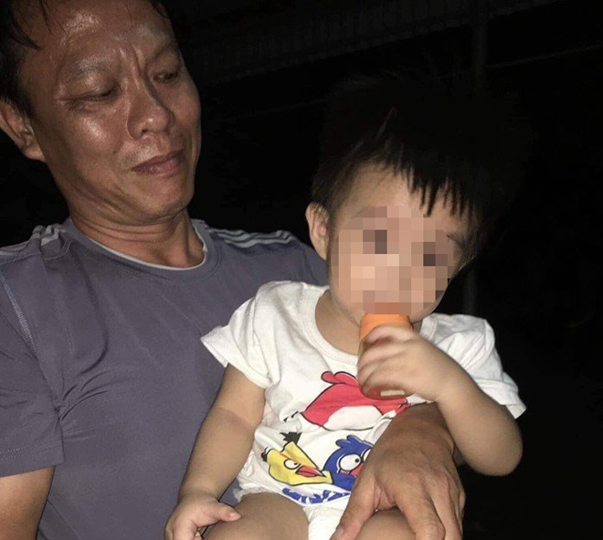 Bé trai kháu khỉnh bị bỏ rơi trước cổng chùa ở Nam Định