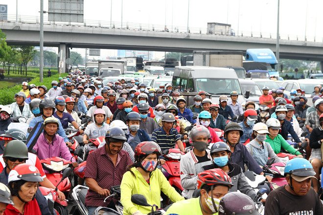 Bộ GTVT cho rằng cần có các giải pháp hỗ trợ nhằm giảm tác động bất lợi đối với người dân khi cấm xe máy vào trung tâm thành phố - Ảnh minh họa