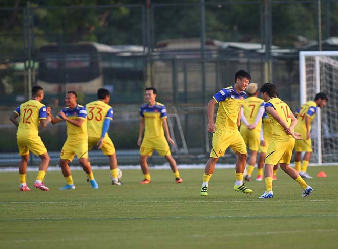 Các cầu thủ Việt Nam tỏ ra hưng phấn trong buổi tập đầu tiên
