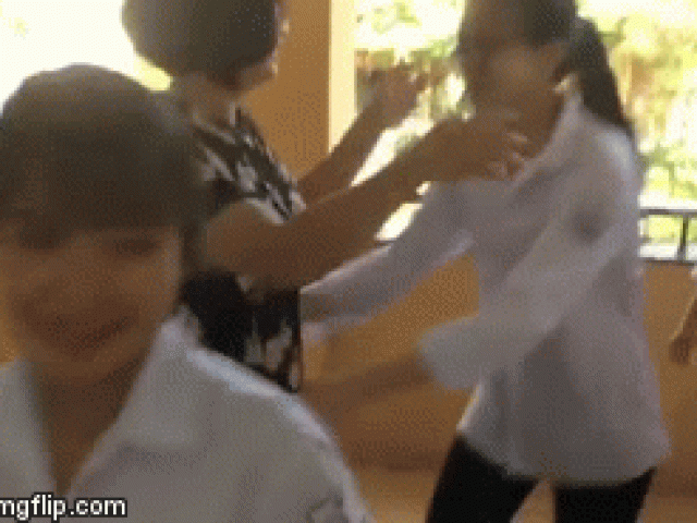 Bạn trẻ - Cuộc sống - Tranh cãi chuyện cô giáo ôm hôn, đập tay học sinh THPT trước khi vào lớp