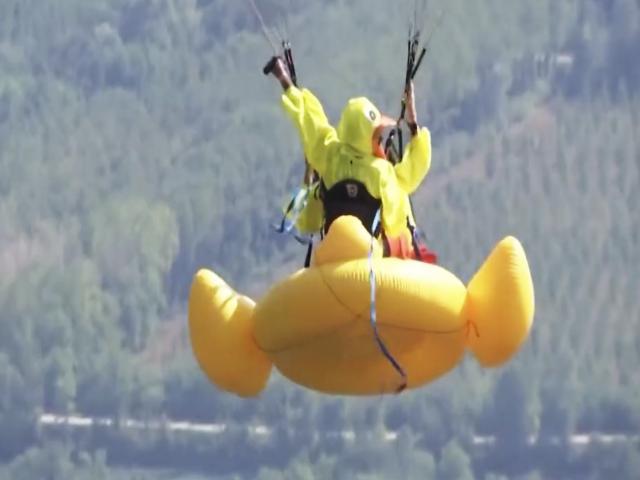 Media - Xem "vịt", "lạc đà" nhảy dù trên dãy núi cao nhất châu Âu