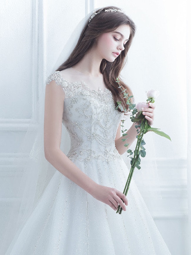 Những thiết kế áo cưới thường được nhấn vào chi tiết phần thân với những đường thêu, đính đá tỉ mỉ. 