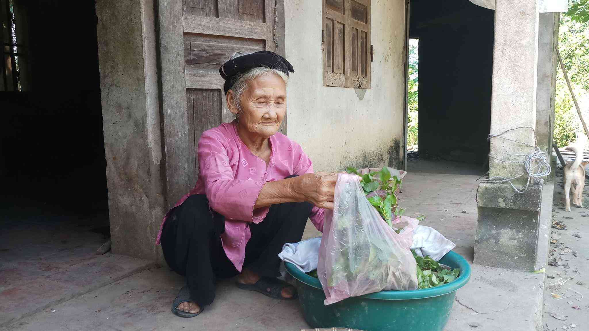 Cụ Đỗ Thị Mơ (83 tuổi) đang còn rất minh mẫn và khỏe khoắn - là nhân vật chính trong video lên xã xin thoát nghèo