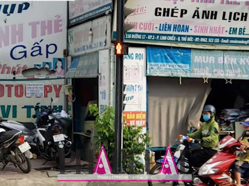 Tiệm phôtô nhận làm đăng kiểm giả tại góc đường số 17, Hoàng Diệu 2, phường Linh Chiểu, quận Thủ Đức. Ảnh: T.SANG