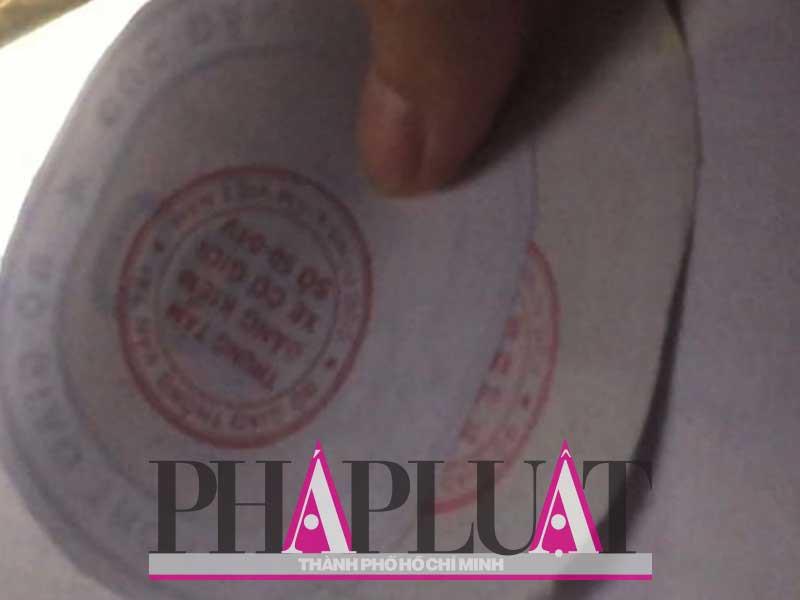 Người trong tiệm giao dịch nhận làm sổ đăng kiểm giả với giá 300.000 đồng và sản phẩm giả mà chúng tôi nhận được. Ảnh: T.SANG