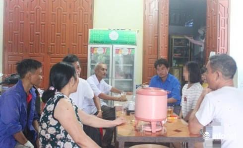 Người dân đến hỏi thăm và chia vui cùng gia đình ông Trung (Ảnh: Thiên Vỹ)