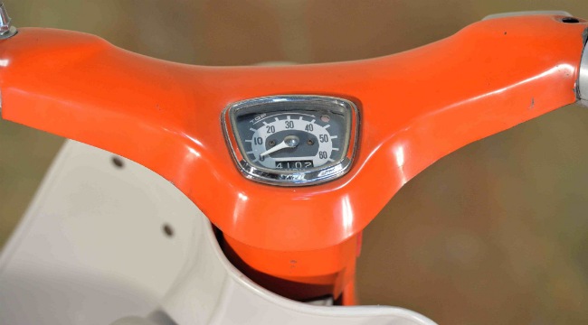 Cận cảnh đồng hồ của Super Cub 50.