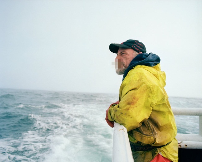 Nhiếp ảnh gia Corey Arnold từng trải nghiệm chuyến đi như vậy với các ngư dân để thu hoạch cua Hoàng đế và cua Opilio.