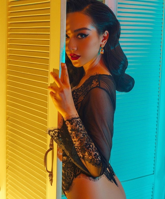 Một trong số những bộ ảnh nóng bỏng mắt của Băng Di là trang phục ren gợi cảm, mong manh.