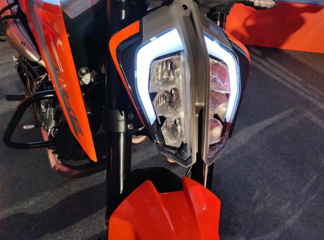 KTM 790 Duke mới về đại lý bán lẻ, Suzuki GSX-S750 toát mồ hôi - 3