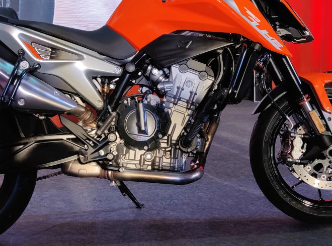 KTM 790 Duke mới về đại lý bán lẻ, Suzuki GSX-S750 toát mồ hôi - 6