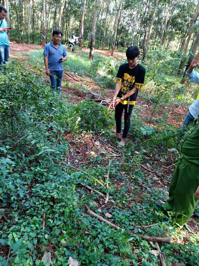 Lê Bảo Chiêu được đưa đến hiện trường&nbsp;