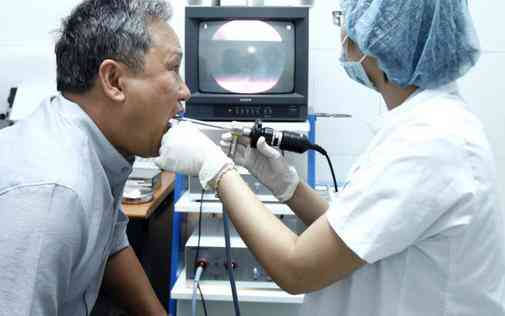 Bệnh nhân cần đi khám sớm khi bị viêm họng để tránh biến chứng. Ảnh minh họa.