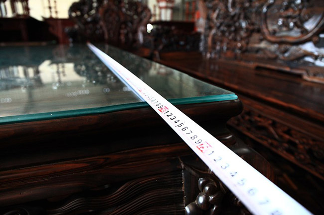 Mặt bàn có chiều dài 2,4 mét. Riêng chiếc bàn đã tiêu tốn khoảng 4 tấn gỗ dạng thô.