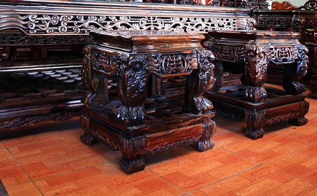 Theo chia sẻ của anh Trần Đức Thuấn, để hoàn thành bộ bàn ghế bằng lõi gỗ mun như hiện nay, chỉ tính riêng thợ làm đã mất gần 2 năm với cả chục nhân công.
