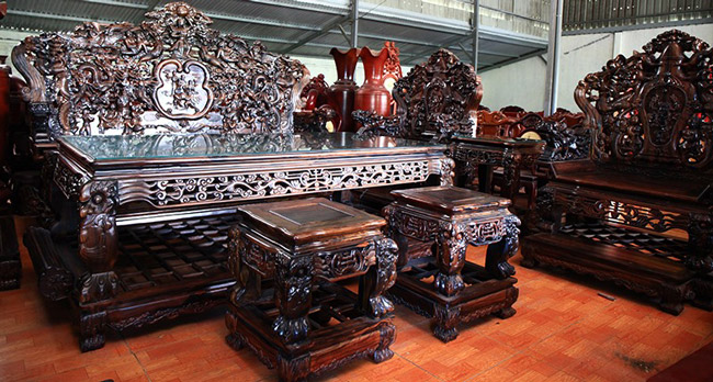 Để gom, lọc và chế tác được bộ bàn ghế từ lõi&nbsp;gỗ mun này, chủ nhân của nó&nbsp;đã tốn cả chục năm trời.
