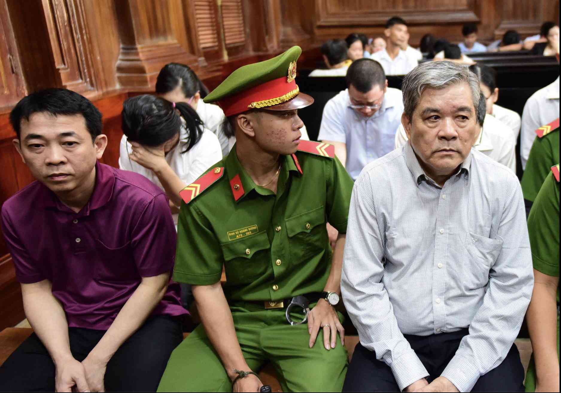 Nguyễn Minh Hùng (áo hồng) đã chỉ đạo làm giả nhiều hồ sơ để nhập thuốc giả