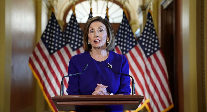 Chủ tịch Hạ viện Mỹ Nancy Pelosi thông báo Hạ viện sẽ mở một cuộc điều tra chính thức về khả năng luận tội Tổng thống Mỹ Donald Trump, sau cuộc họp kín của các thành viên Hạ viện Dân chủ ở Quốc hội Mỹ ngày 24-9. Ảnh: REUTERS