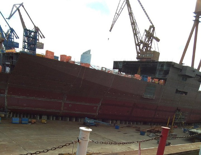 Tàu đổ bộ Type 075 khi còn đang đóng mới.