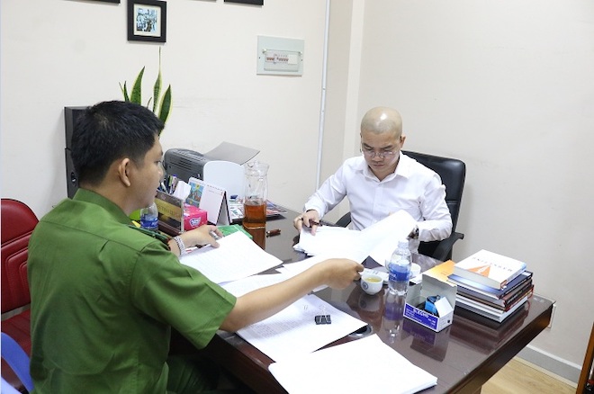 Cơ quan CSĐT làm việc với Nguyễn Thái Luyện. (Ảnh: Phòng Tham mưu - Công an TP.HCM)