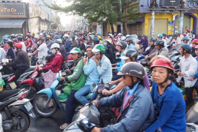 Dưới chân cầu Sơn luôn là những gương mặt bơ phờ