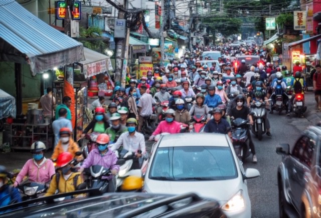 Khi cầu Sơn bị "phong tỏa" thì ngay lập tức các tuyến đường ngang thông ra đường Xô Viết Nghệ Tĩnh liền rơi vào cảnh hỗn loạn vì xe cộ xung đột ở ngã ba