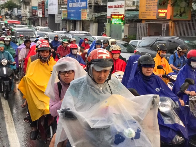 Cúi đầu chịu trận trước vấn nạn kẹt xe trong mưa