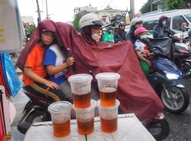 Trẻ nhỏ "ngơ ngác" khi xe cộ chỉ còn có thể... nhúc nhích!