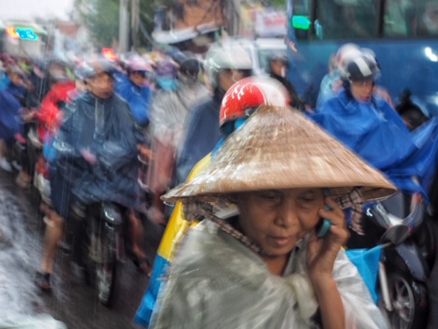 Dắt bộ và đi bộ "ngộ" và nhanh hơn chạy xe