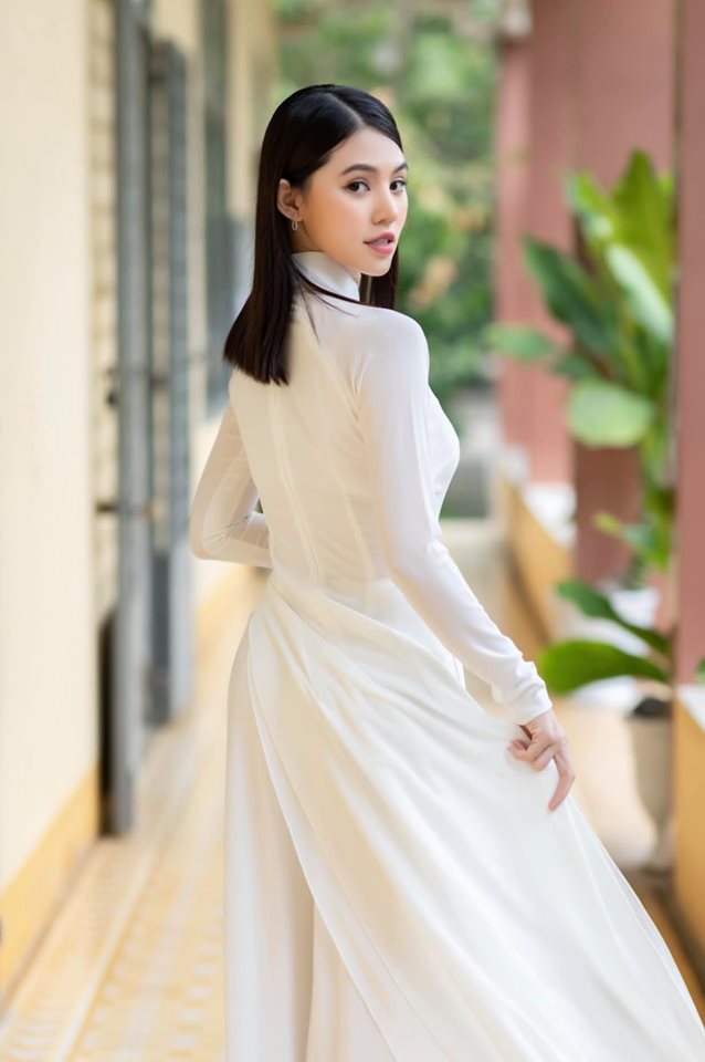 Rũ bỏ sexy, hoa hậu Jolie Nguyễn ngây thơ trong tà áo dài trắng - 3