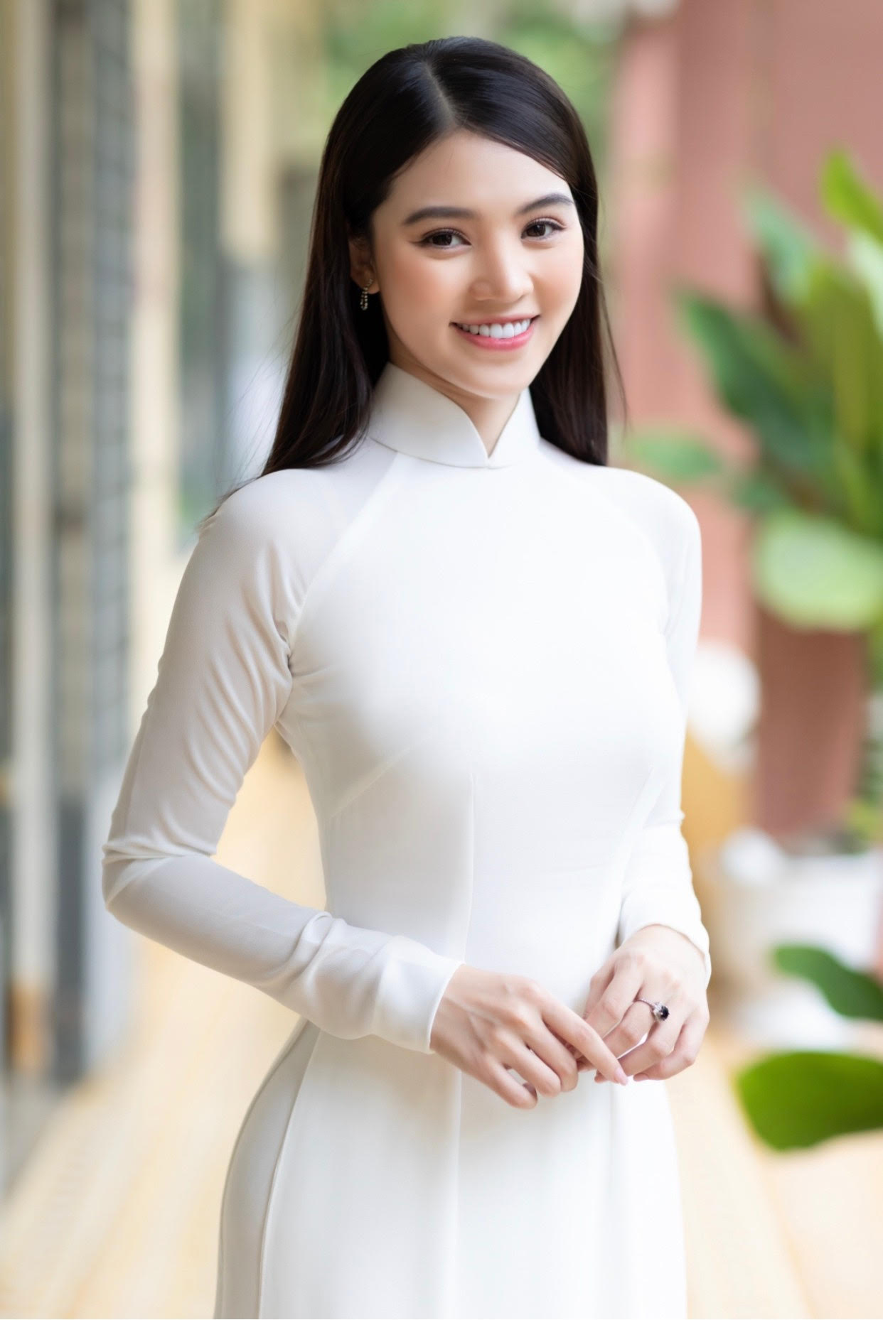 Rũ bỏ sexy, hoa hậu Jolie Nguyễn ngây thơ trong tà áo dài trắng - 2