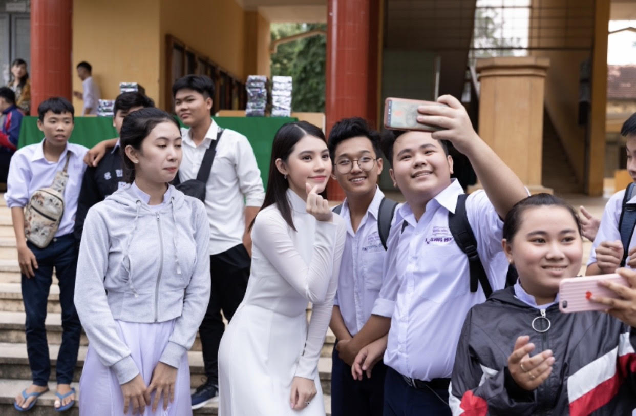 Rũ bỏ sexy, hoa hậu Jolie Nguyễn ngây thơ trong tà áo dài trắng - 4