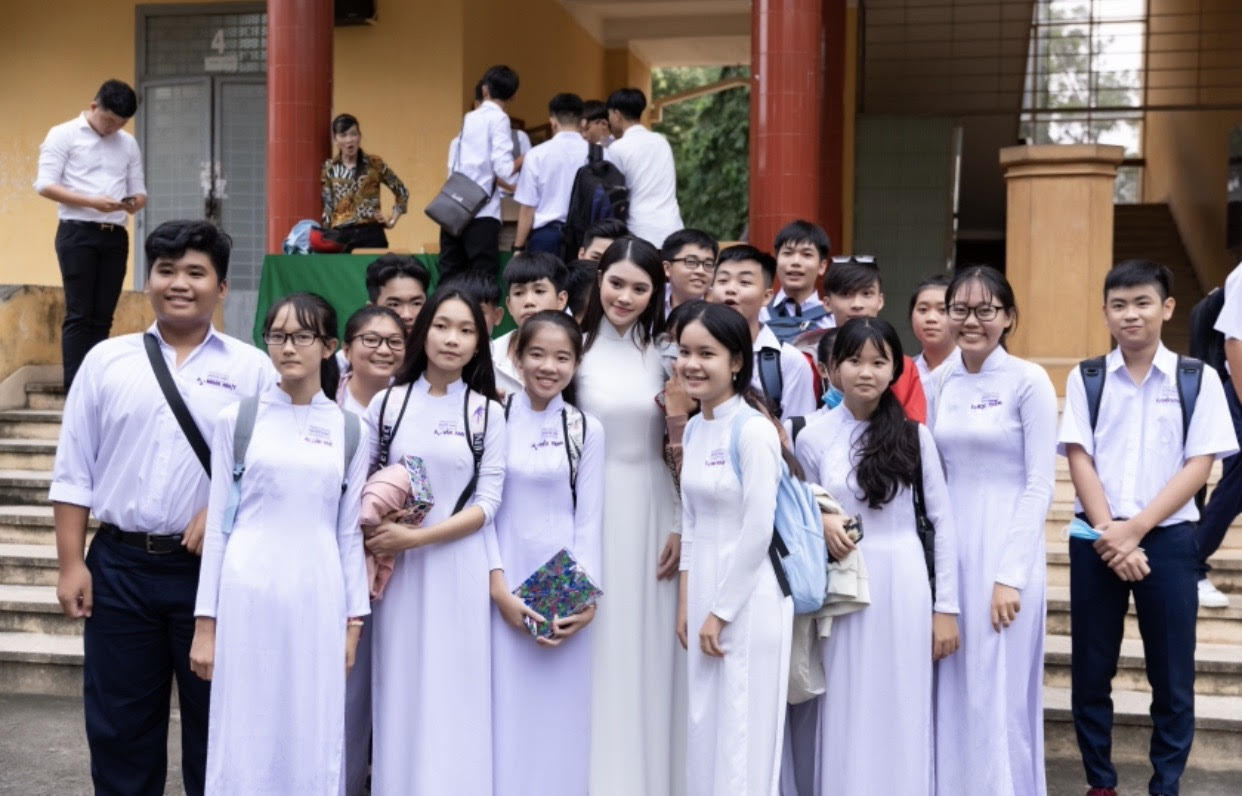 Rũ bỏ sexy, hoa hậu Jolie Nguyễn ngây thơ trong tà áo dài trắng - 6